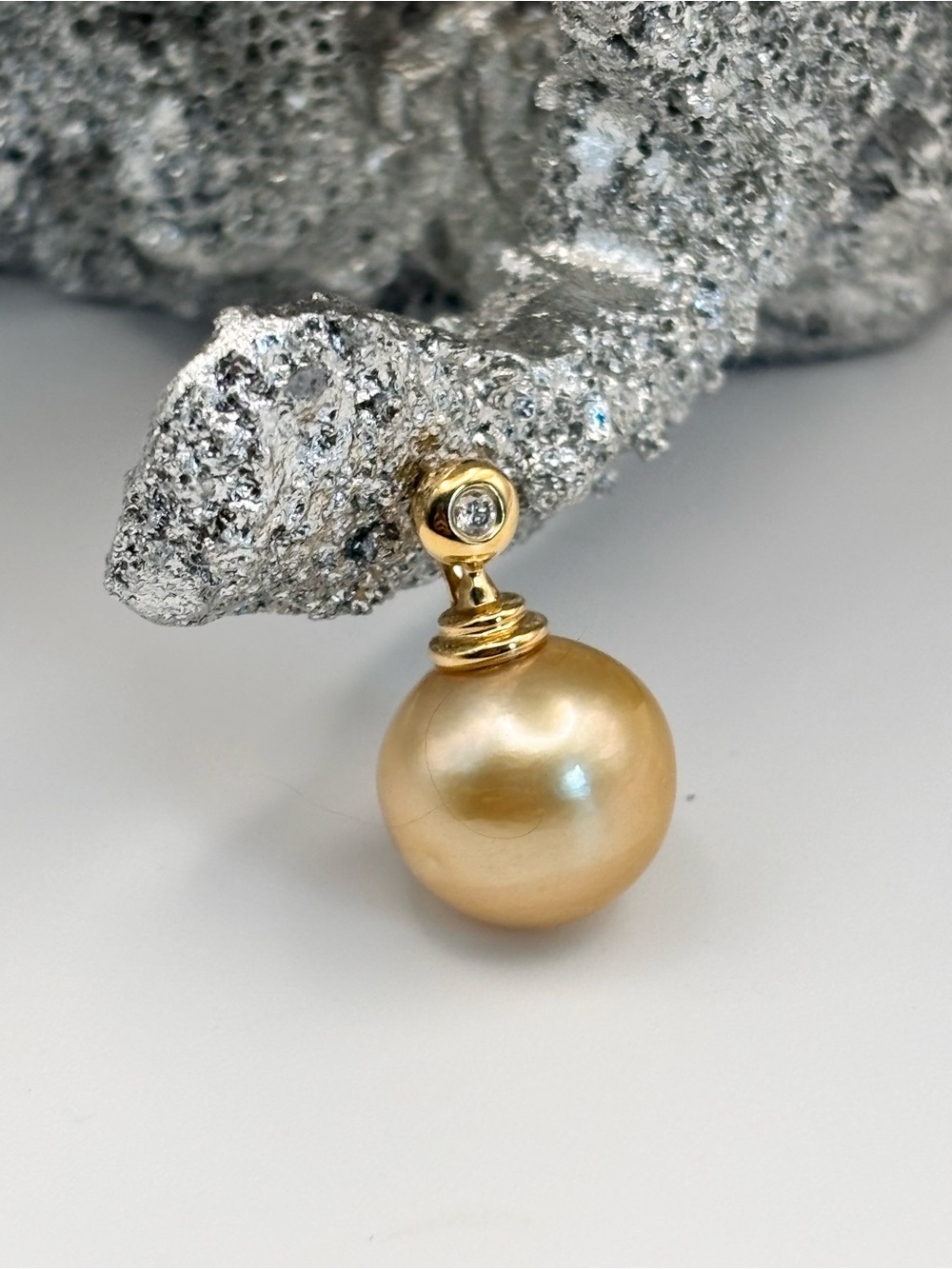 Elegant Gold South Sea Diamond Pearl Pendant 14k